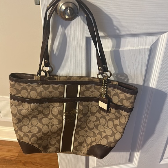 Beautiful coach purse that I hardly used - Picture 2 of 2